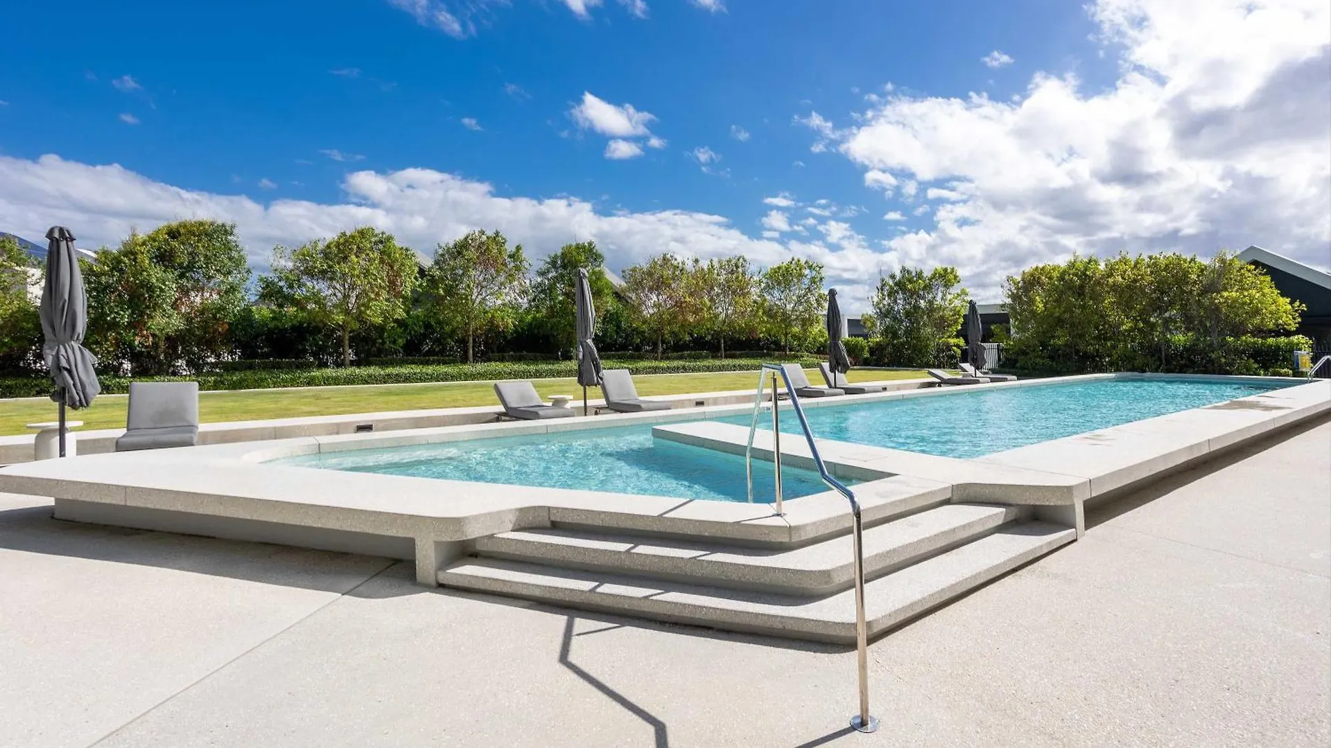 Luxe Oceanview Apartment In Palm Beach Gold Coast